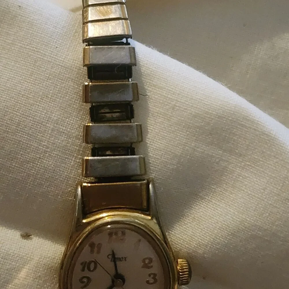 Vintage Ladies Timex Quartz Watch Stretch Band Gold Tone